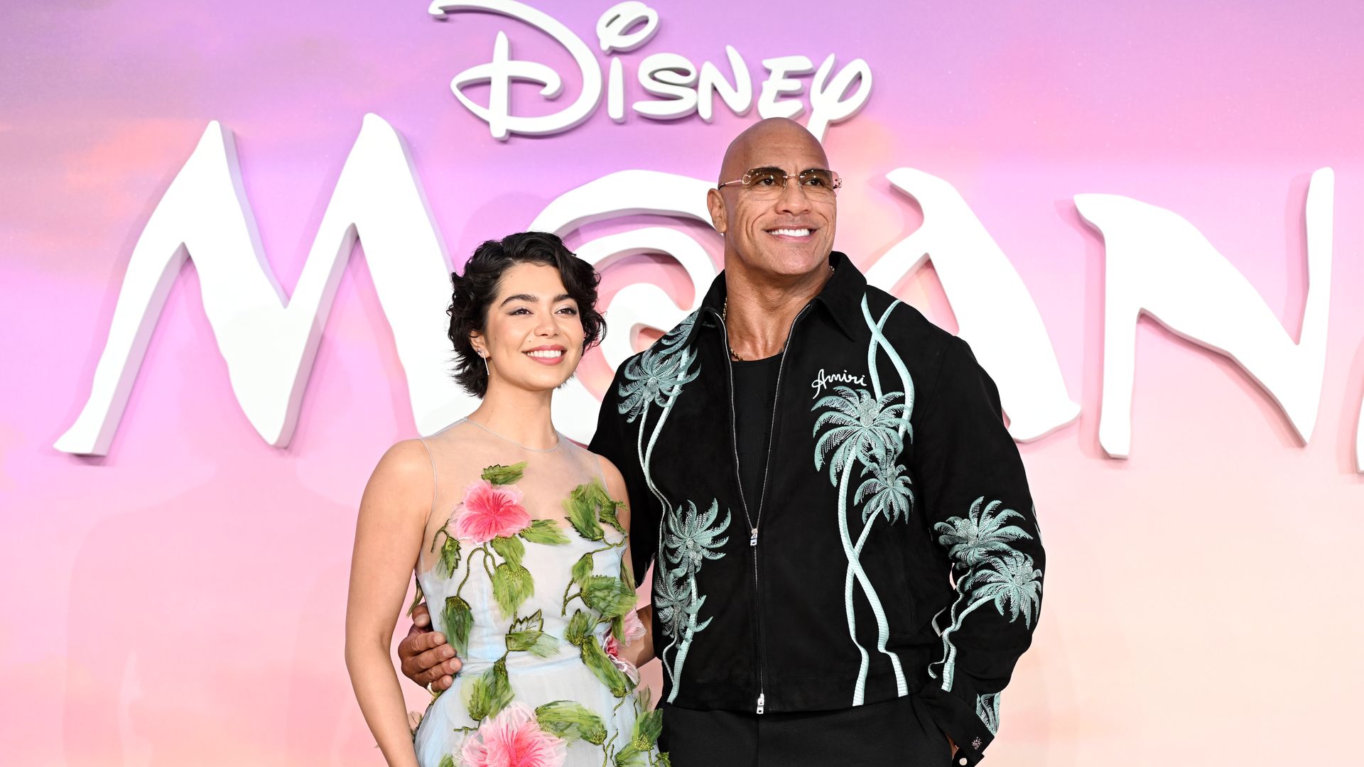 Dwayne Johnson und Auli’i Cravalho auf stilvoller Premiere von "Vaiana 2" in London