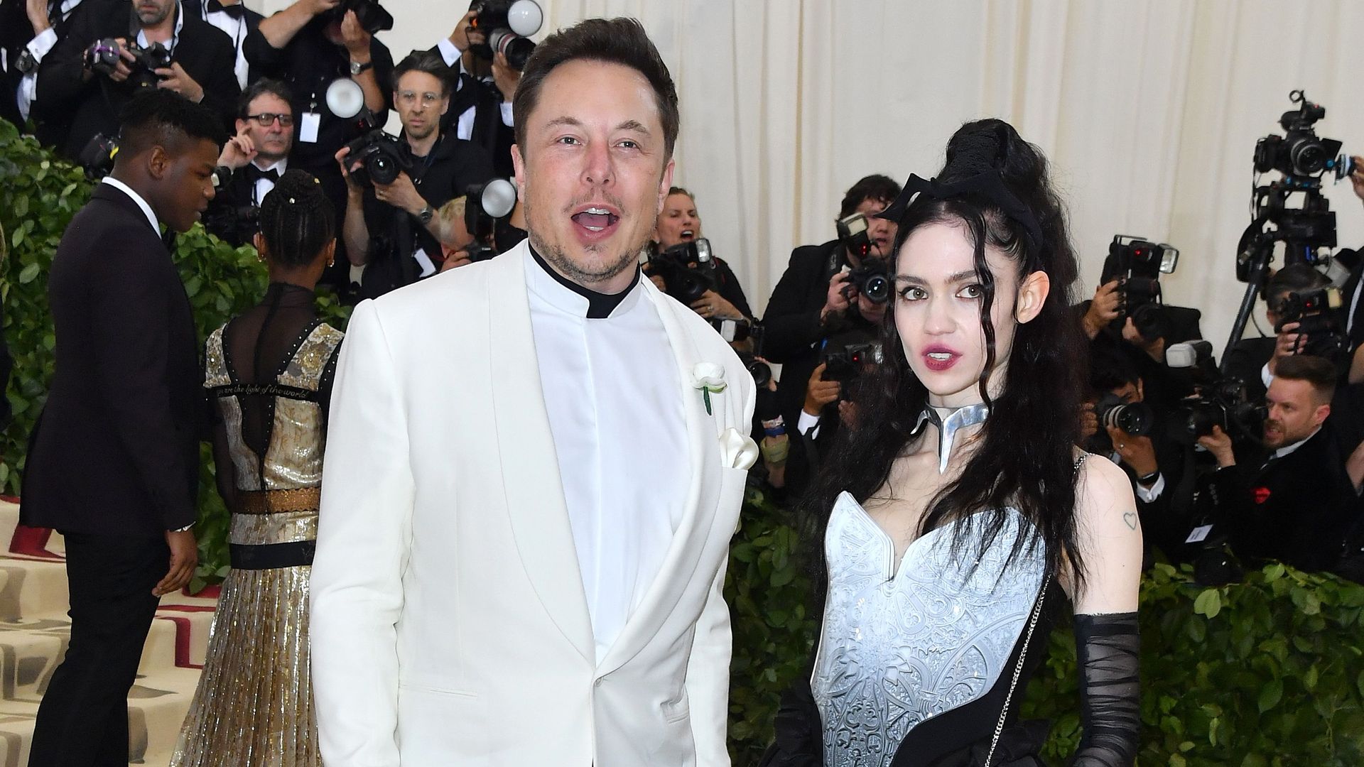 Elon Musk und Grimes suchen Haus in Bel Air für harmonisches Zusammenleben mit Kindern