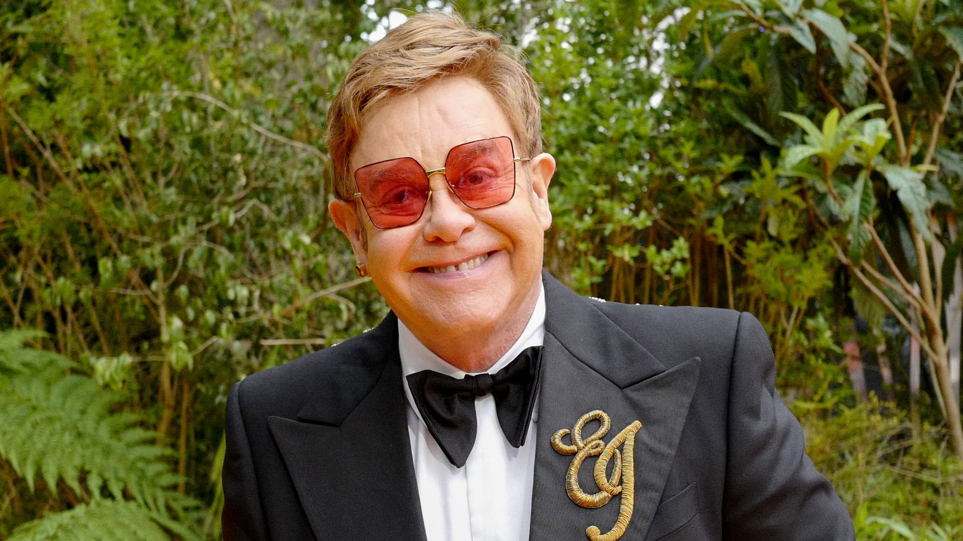 Elton John: Zuckerfreie Diät und der Kampf um Gesundheit trotz persönlicher Herausforderungen