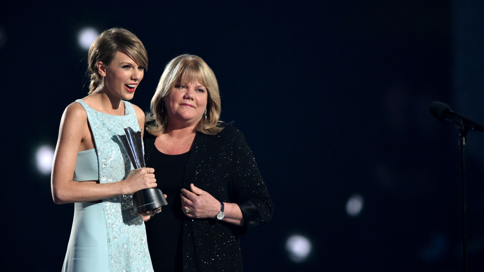 Emotionales Wiedersehen: Taylor Swift umarmt Mama Andrea nach Konzert in Toronto