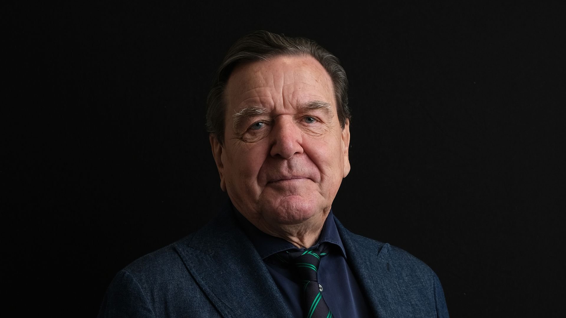 Gerhard Schröder überrascht mit Handwerkskünsten und humorvollen Missgeschicken auf Instagram