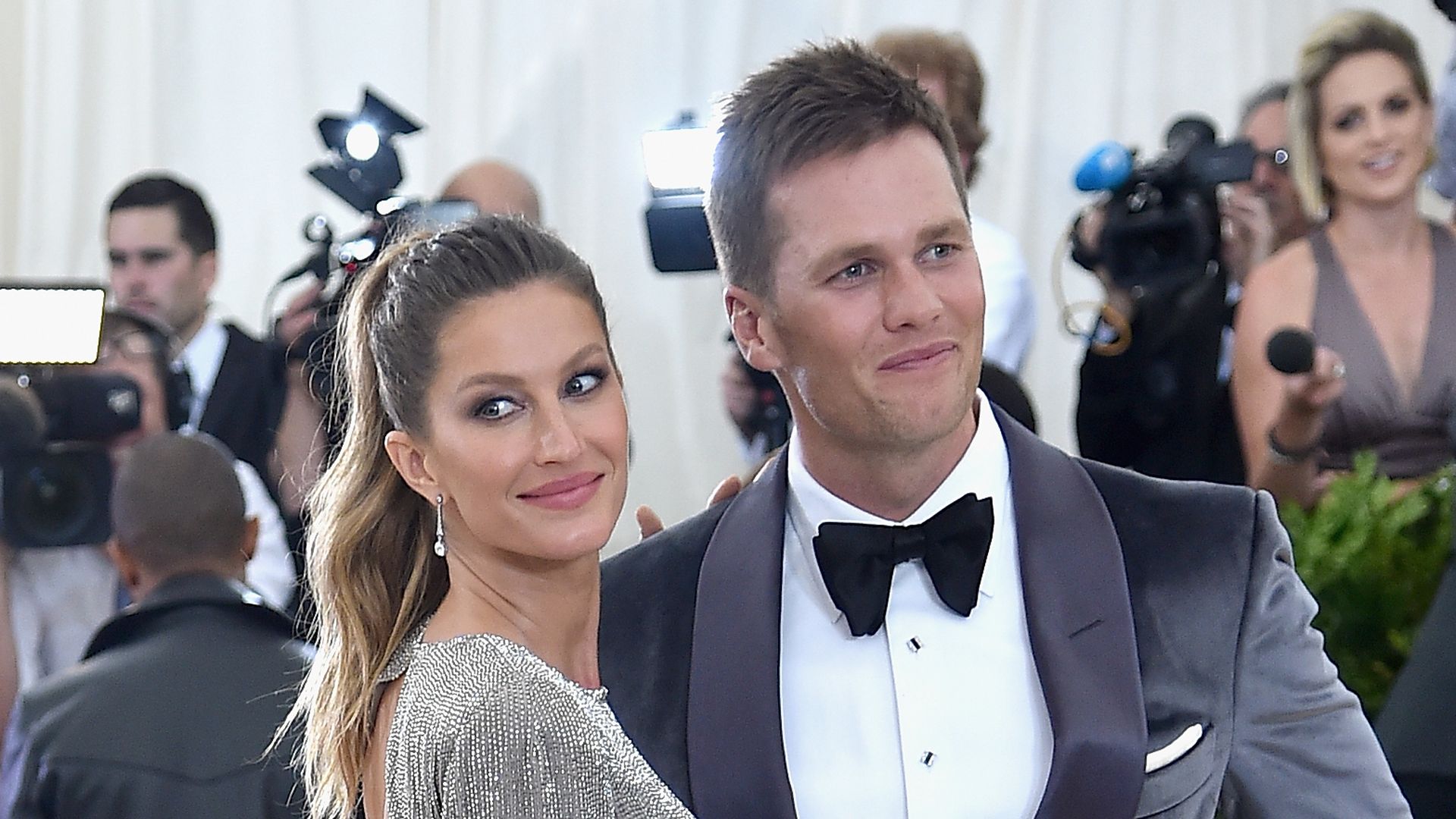 Gisele Bündchen feiert Thanksgiving in Costa Rica, Tom Brady kommentiert NFL-Spiel