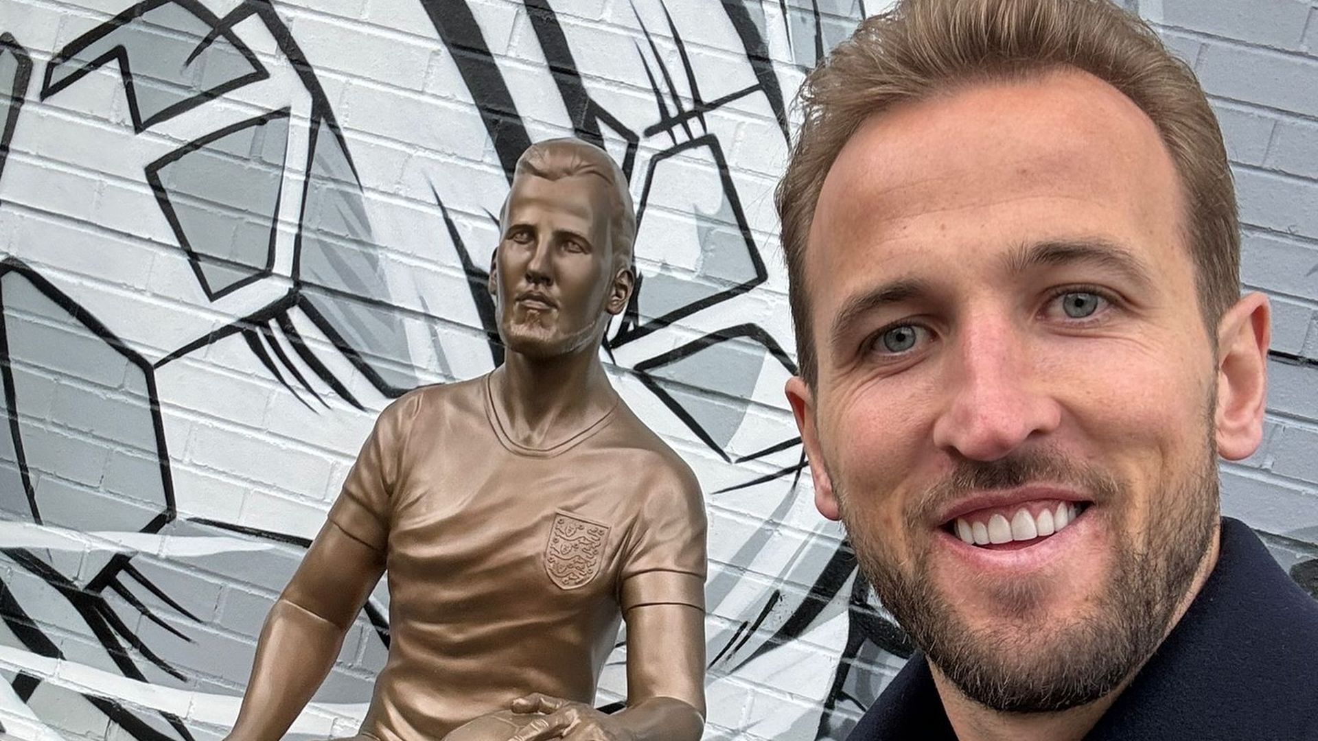 Harry Kane erhält Bronzestatue in Walthamstow zu Ehren seiner Fußballkarriere