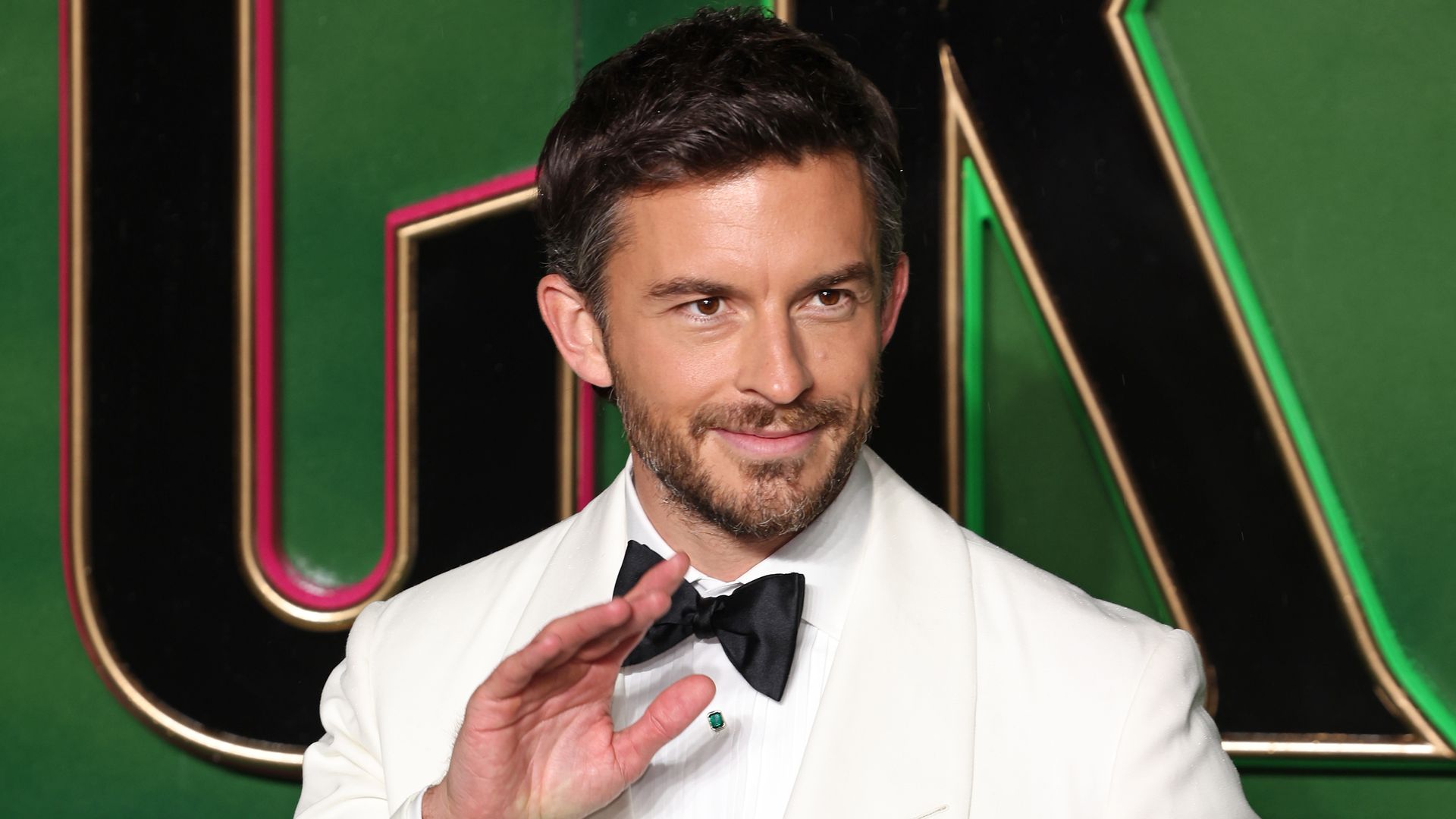 Jonathan Bailey spricht über seine besondere Verbindung zu Pferd Jack am "Wicked"-Set