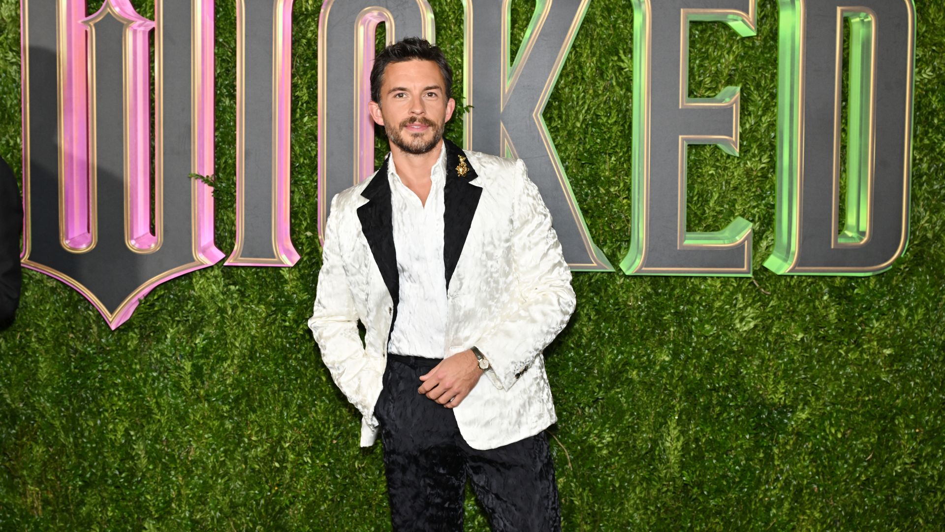 Jonathan Bailey verzaubert die Zuschauer im Film "Wicked" als Prinz...