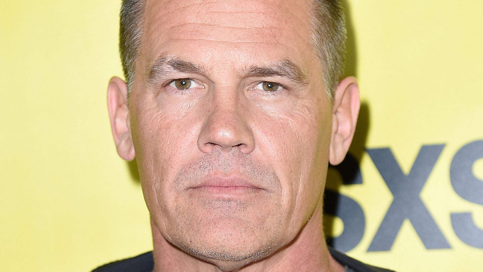 Josh Brolin veröffentlicht Erinnerungen über Messerangriff und problematische Kindheit