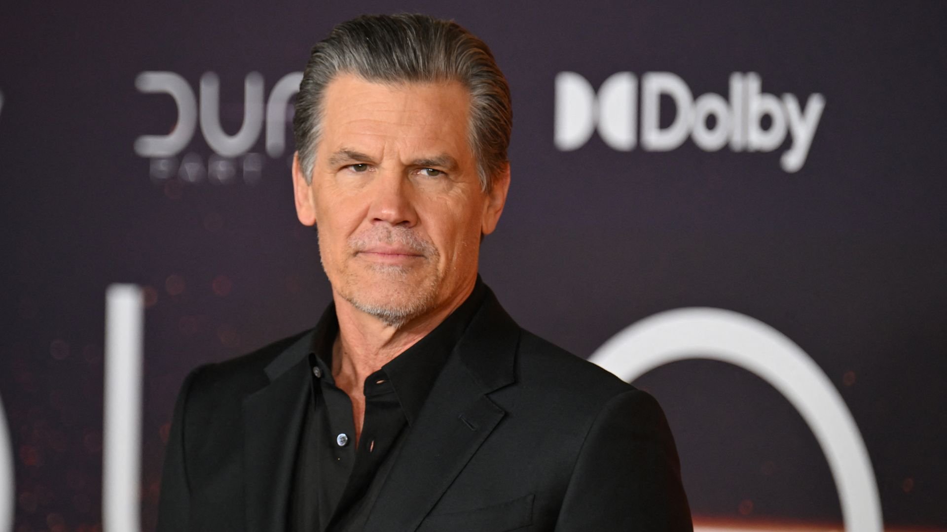 Josh Brolin offenbart in einem Interview, dass er an Nikotinsucht leidet, indem...