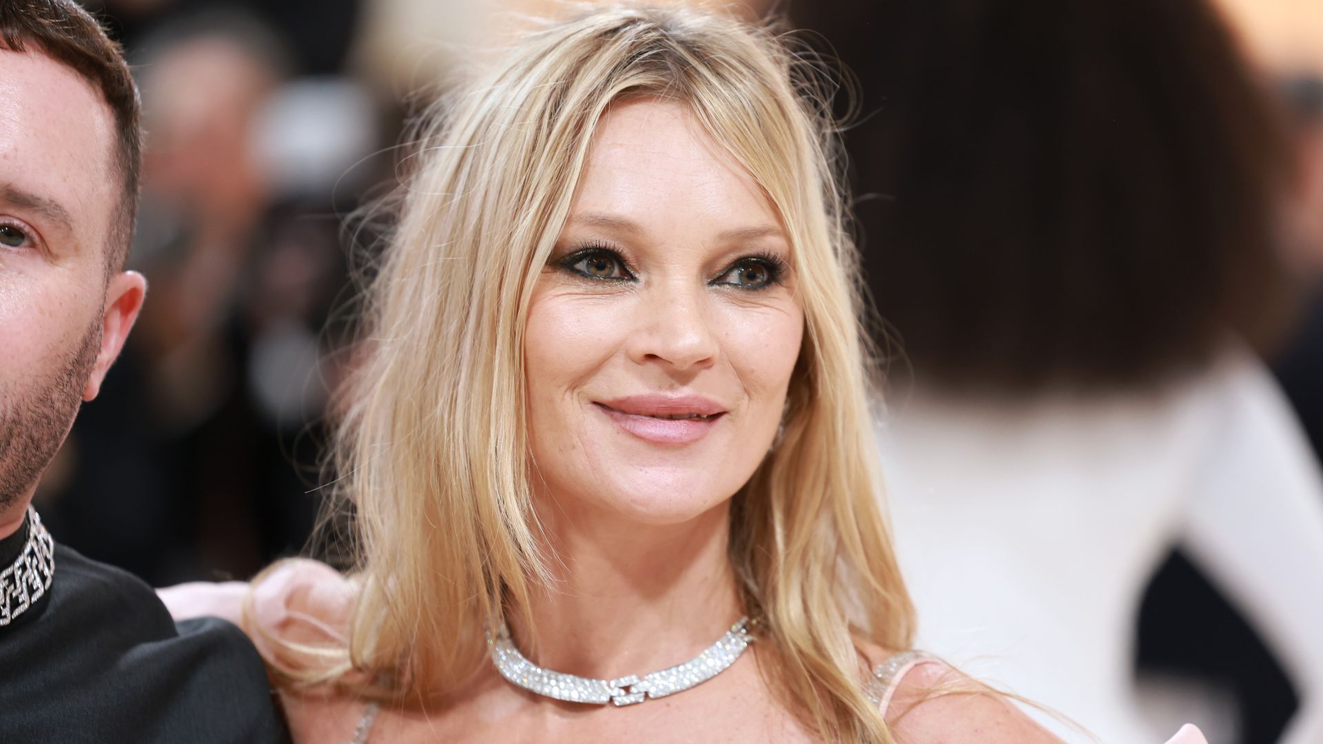 Kate Moss blickt zurück: Emotionale Belastung beim Oben-ohne-Shooting mit 15 Jahren