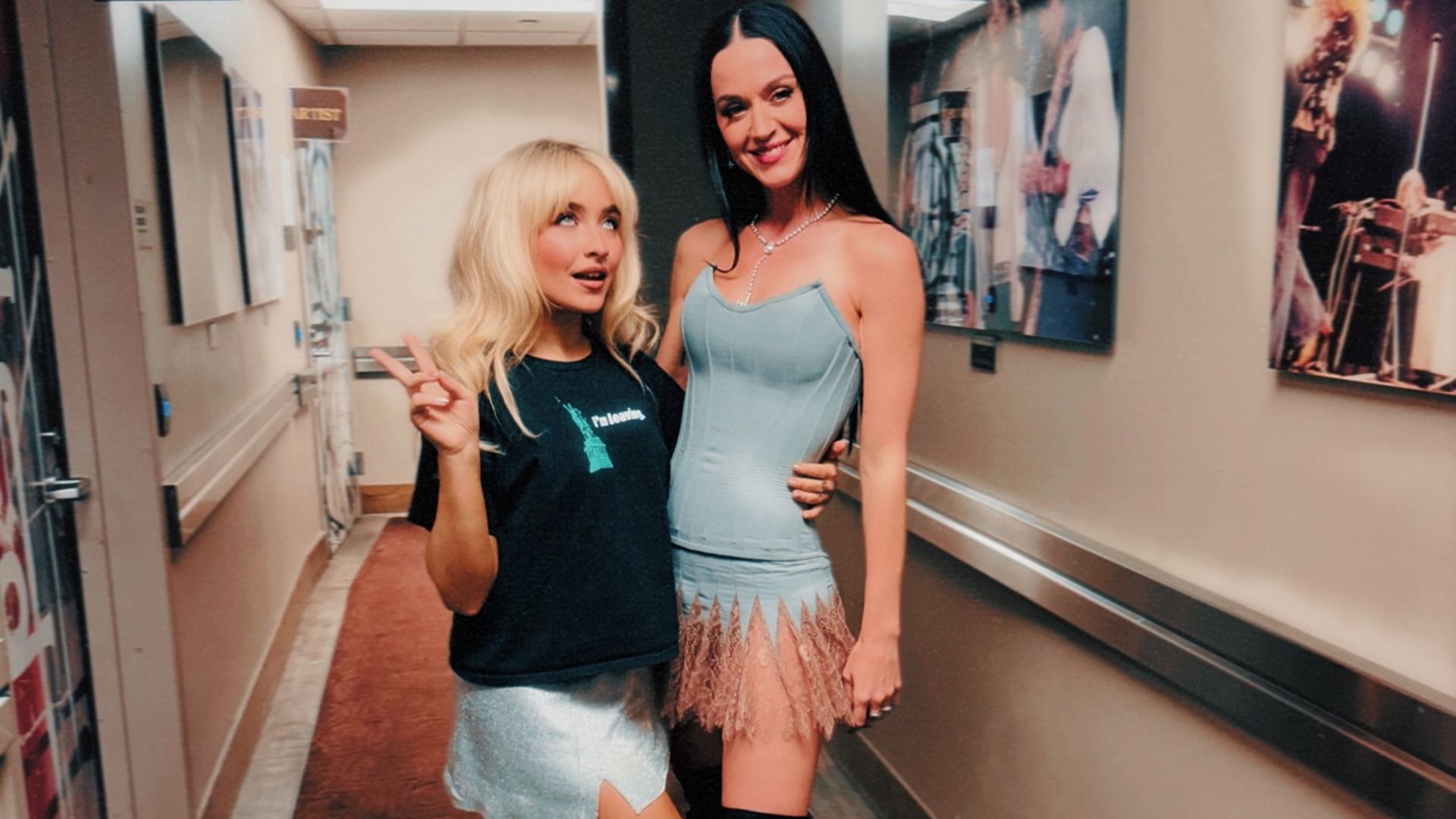 Katy Perry überraschte mit einem auffälligen Fashion-Look bei Sabrinas Konzert...