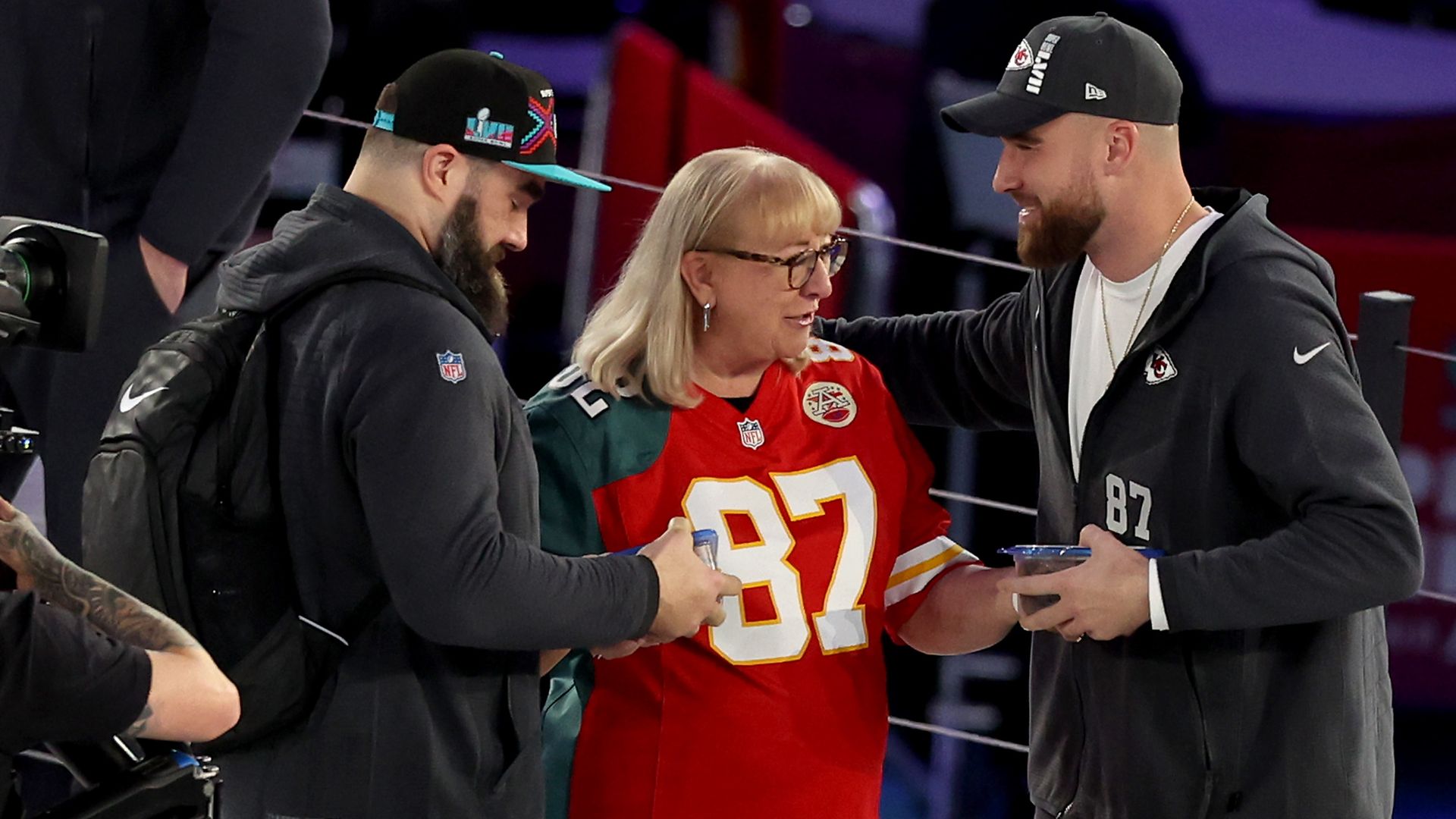 Kelce-Brüder unterstützen Mama Donna beim Schauspieldebüt in Hallmark-Filmen