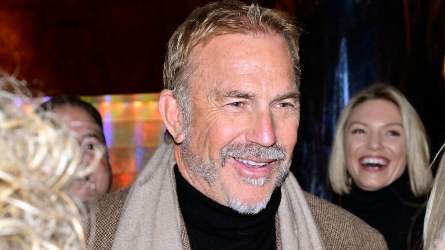 Kevin Costner und Sharon Stone in Flirtlaune bei den Governors Awards begeistert das Publikum