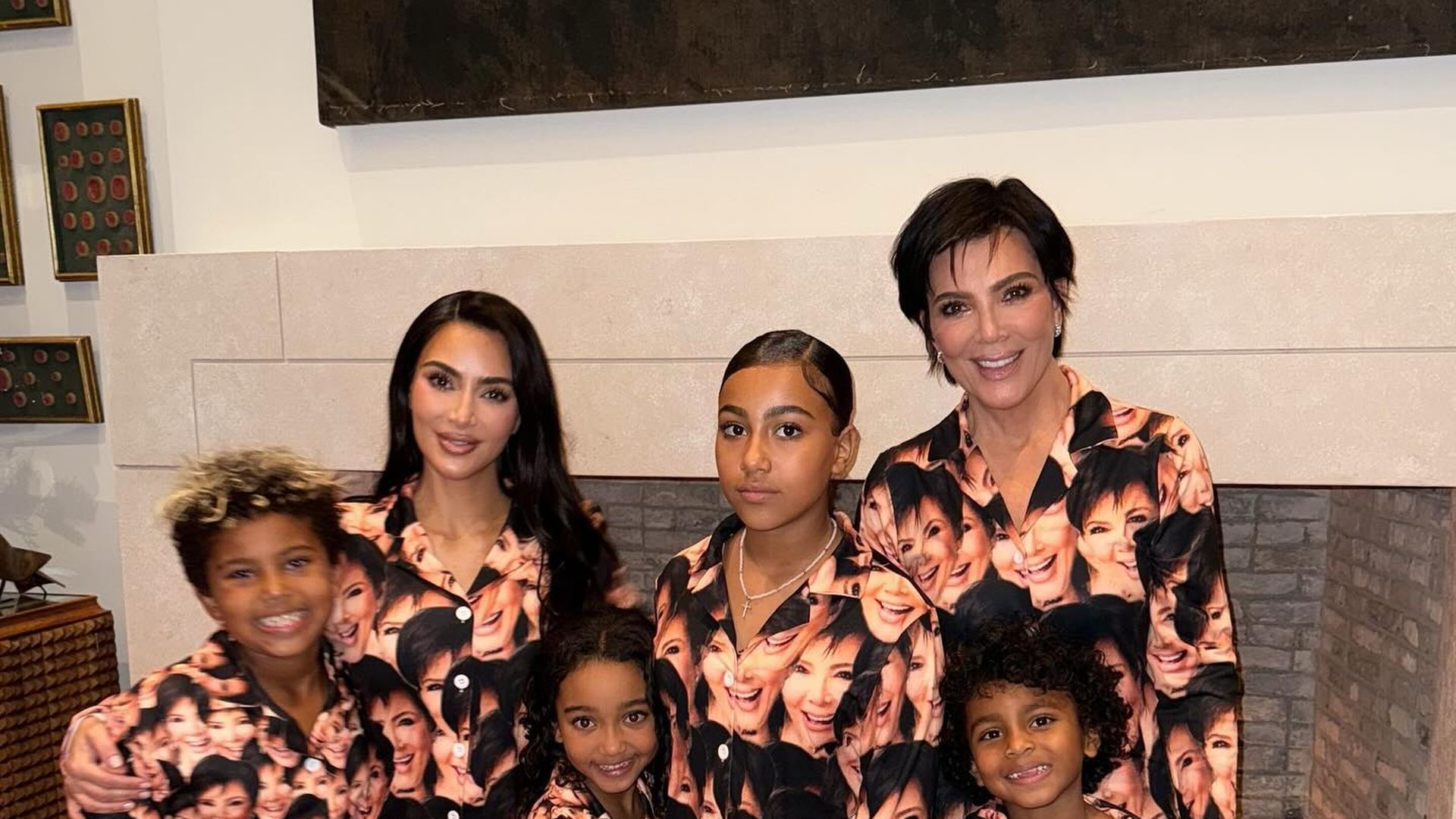 Kris Jenner feiert 69. Geburtstag mit Schlafanzügen bedruckt mit ihrem eigenen Gesicht