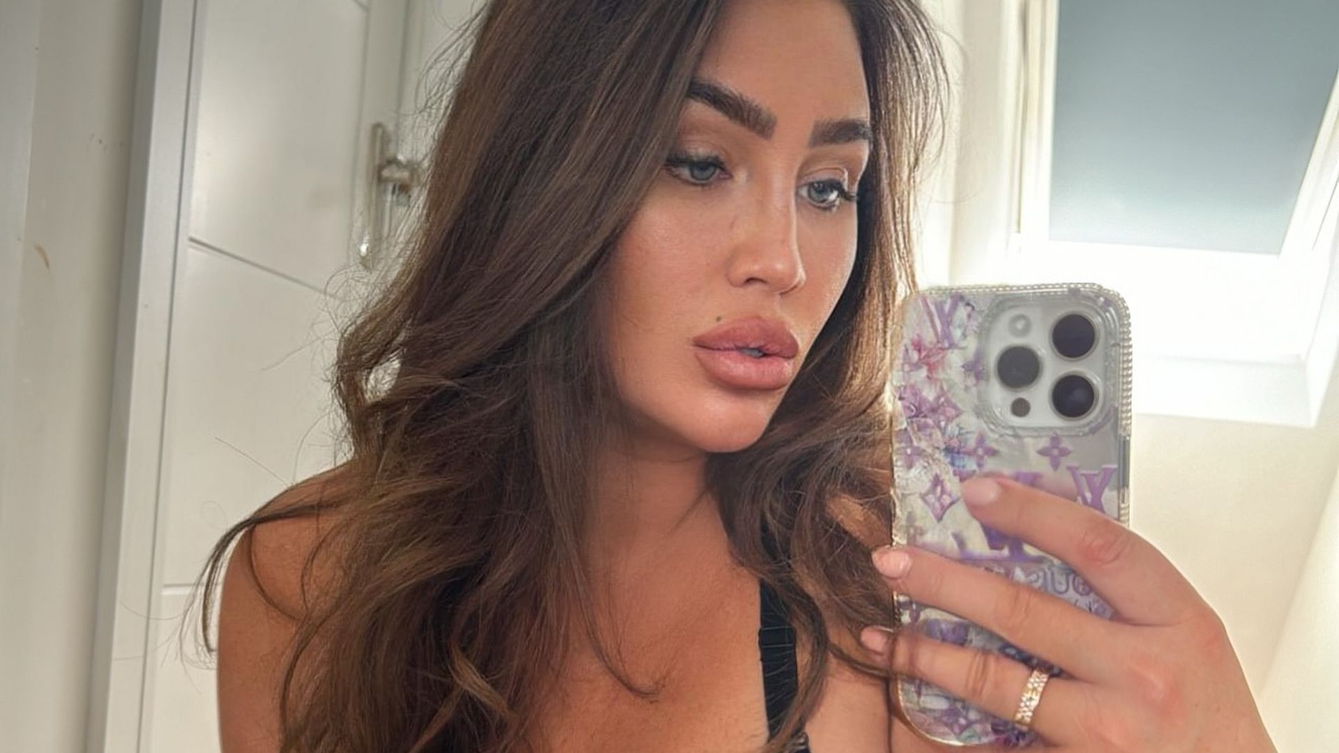 Lauren Goodger plant, ihre Brustimplantate entfernen zu lassen, um einen natürlichen...