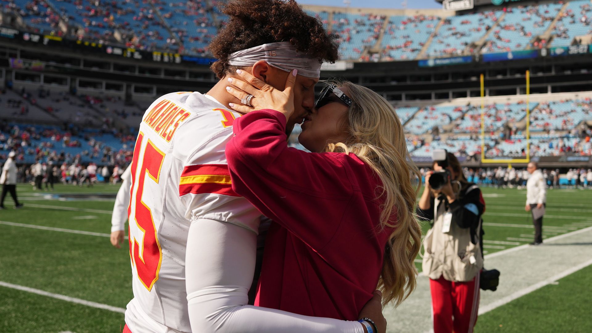 Liebe und Vorfreude: Patrick Mahomes küsst schwangere Frau Brittany am Spielfeldrand