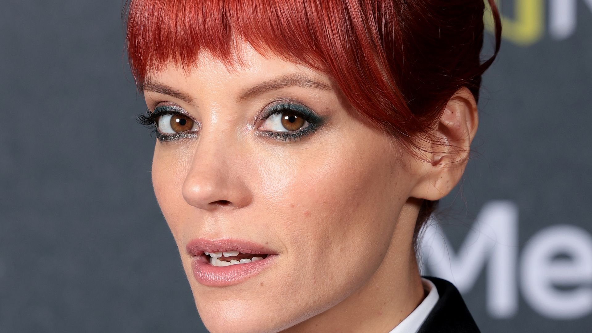 Lily Allen begeistert in Samtoutfit und spricht über Einkommen durch OnlyFans und Kontrolle