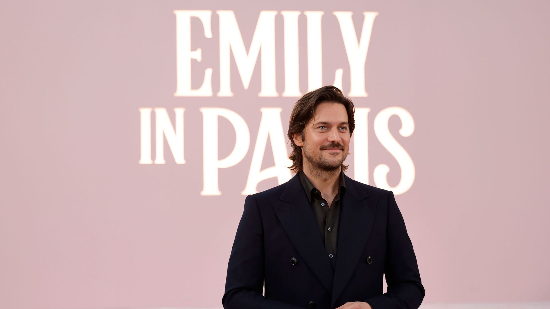 Lucas Bravo kritisiert „Emily in Paris“: Co-Stars zeigen sich schockiert und enttäuscht