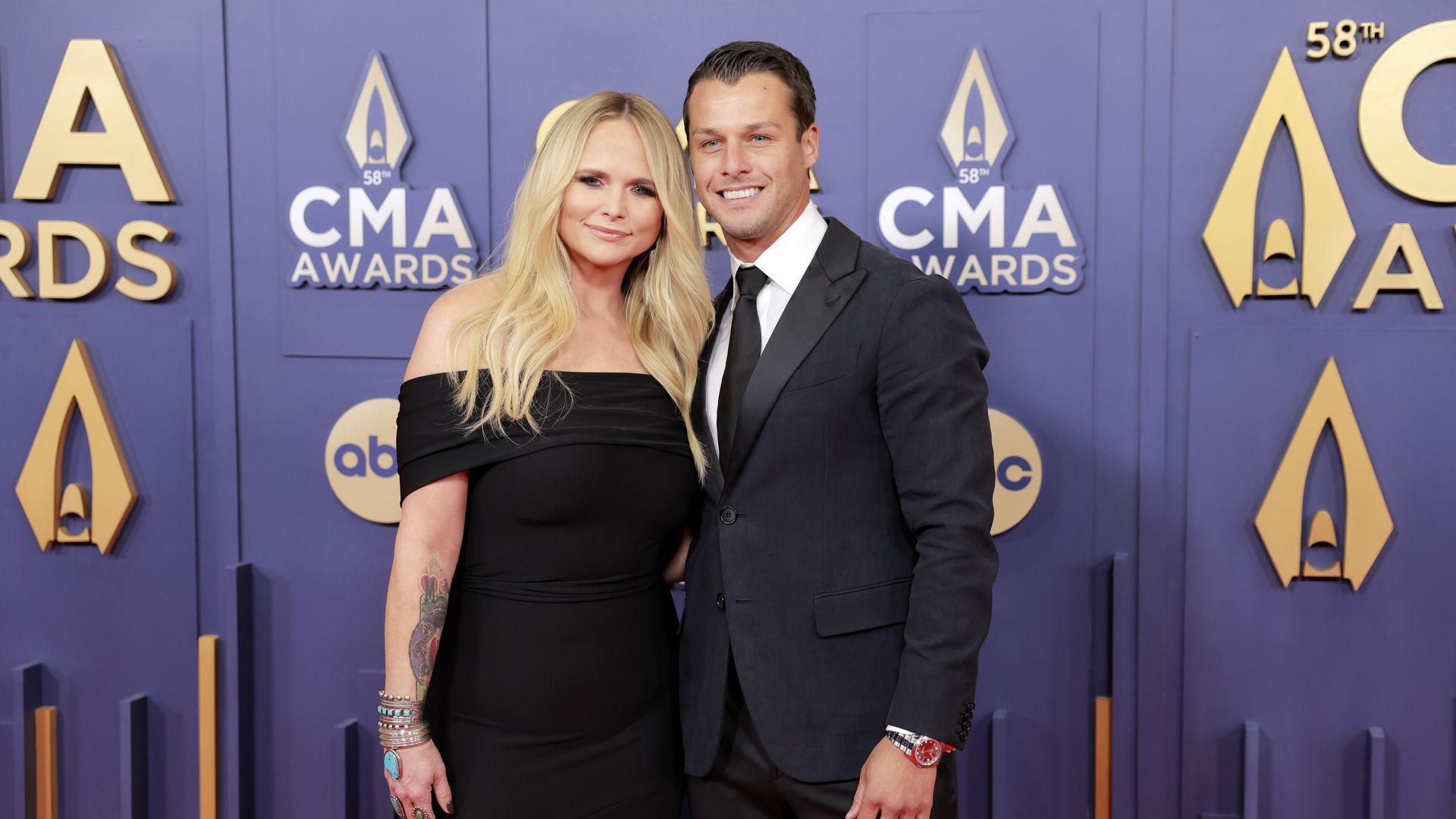 Miranda Lambert und Brendan McLoughlin zeigen ihre Liebe bei den CMAs auf dem roten Teppich