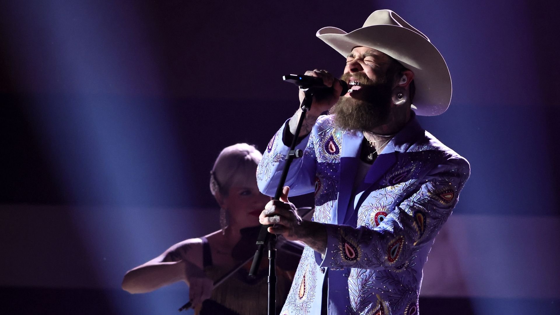 Post Malone enttäuscht Fans mit schwacher Performance bei den CMA Awards in Nashville