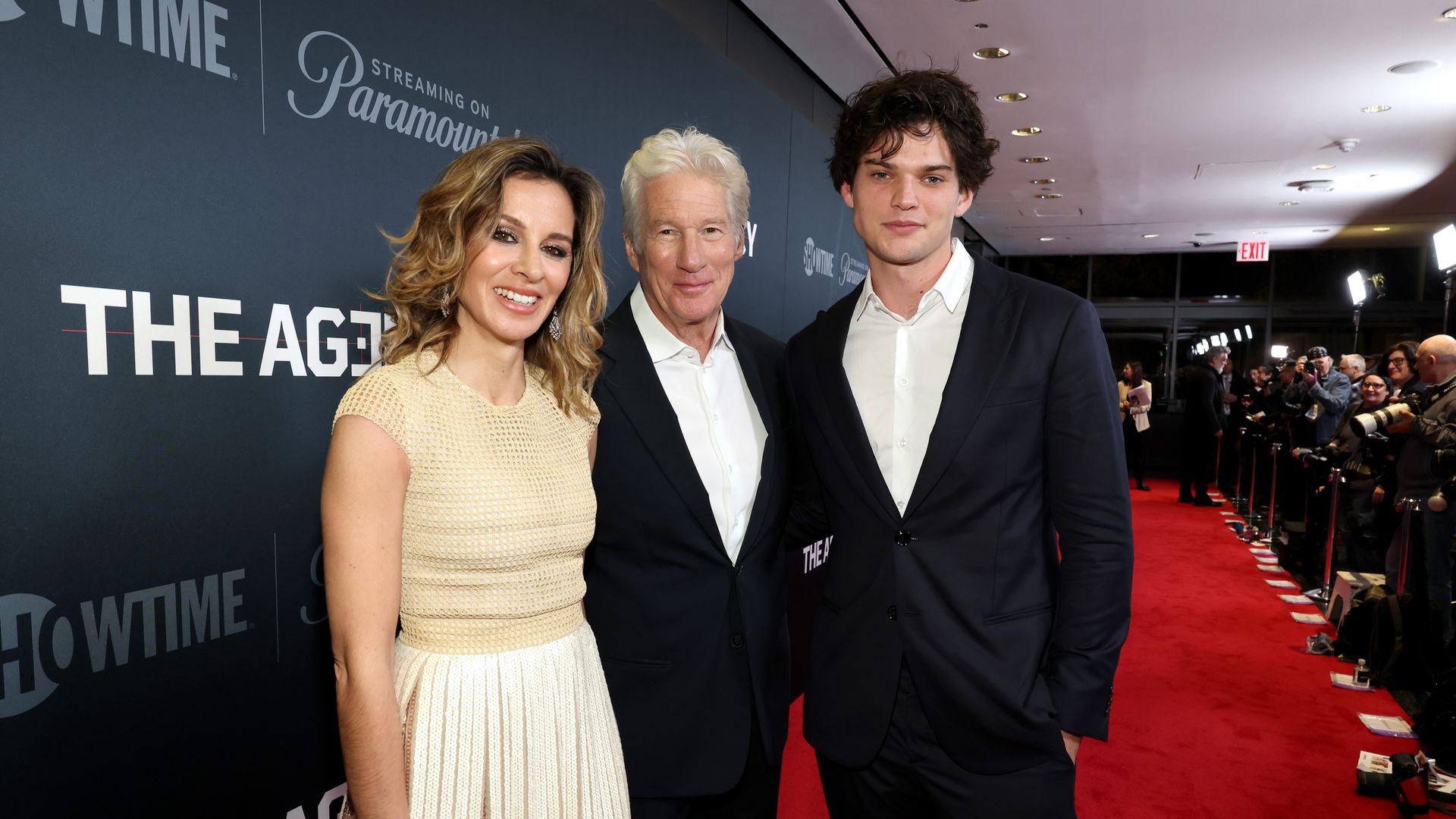 Richard Gere präsentiert Familie bei Premiere der Serie "The Agency" in New York City