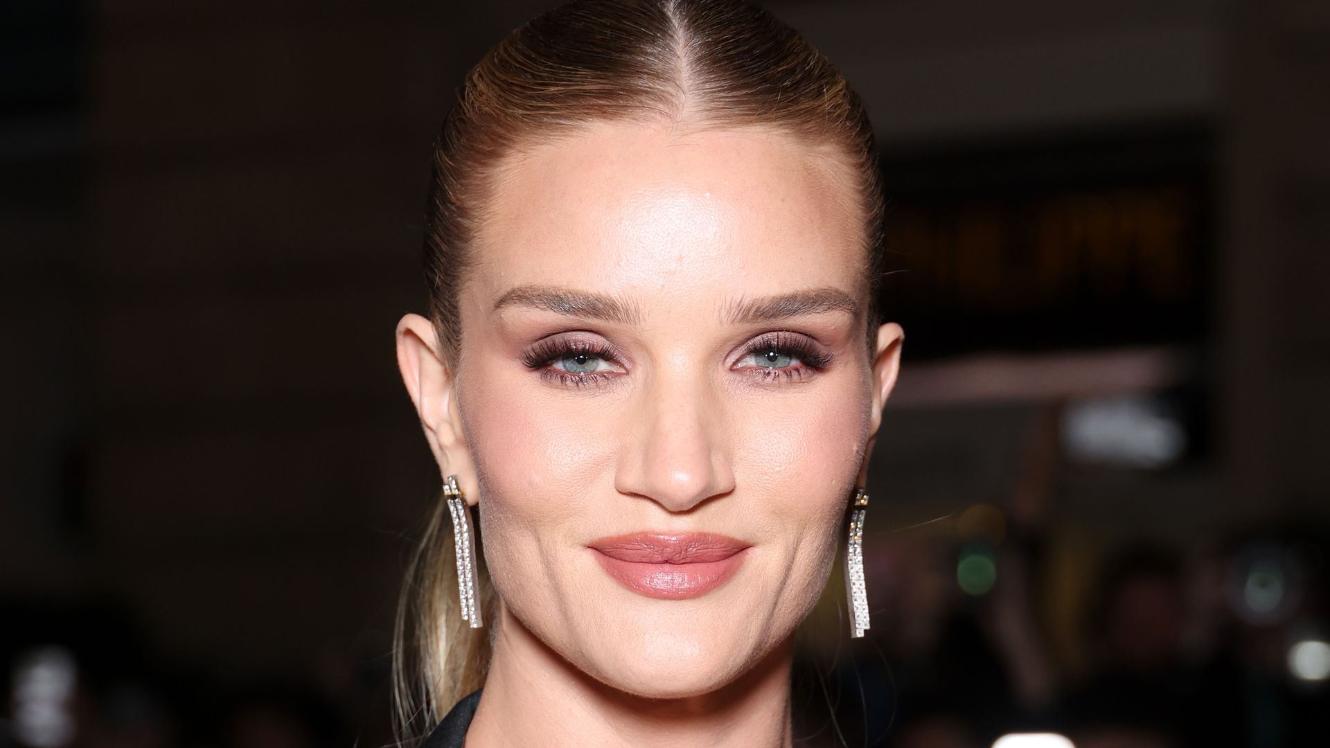 Rosie Huntington-Whiteley erstrahlt auf dem Dezember-Cover der tschechischen Vogue