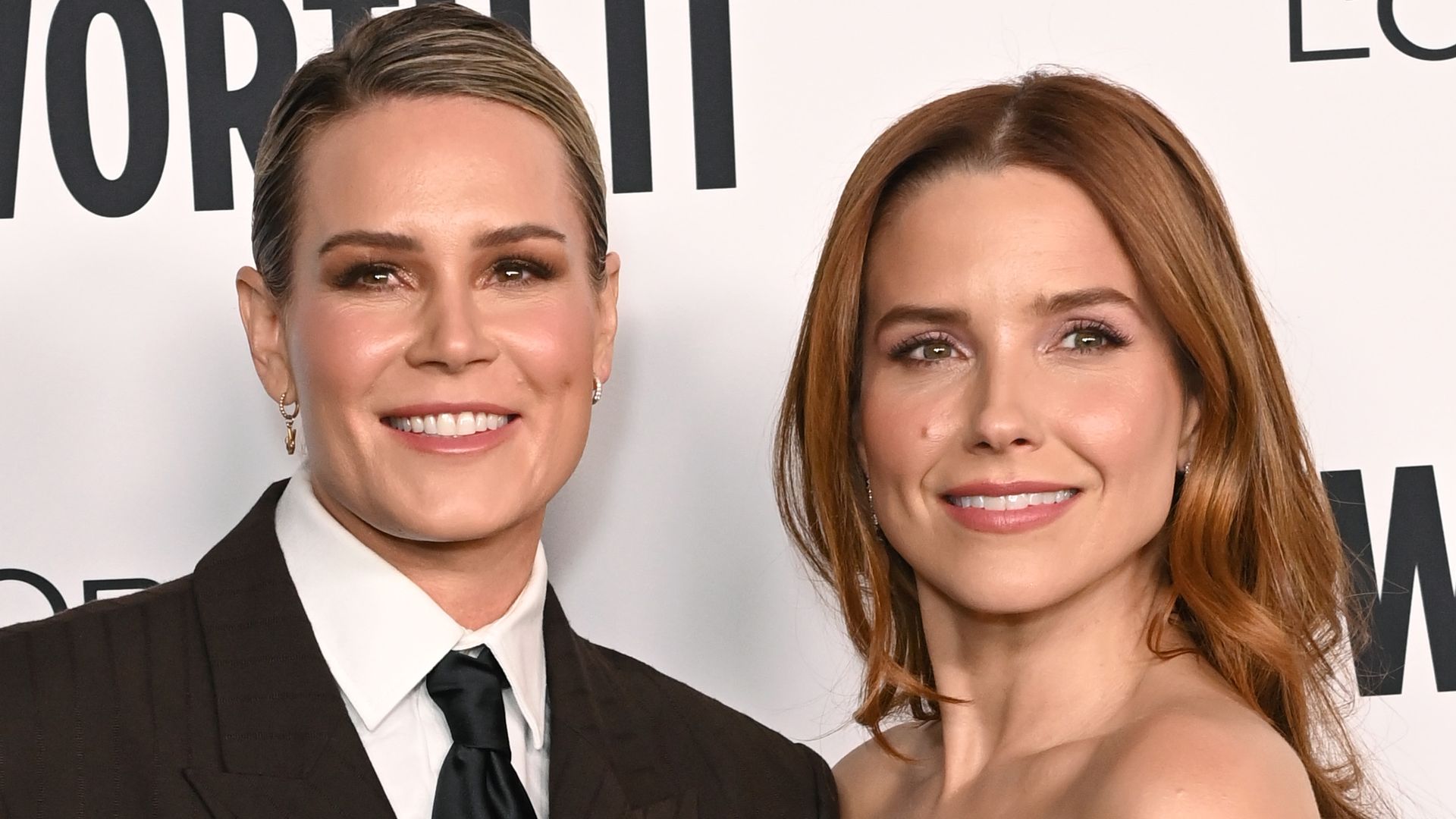 Sophia Bush und Ashlyn Harris in eleganten Outfits bei L'Oréal Paris Women of Worth gefeiert