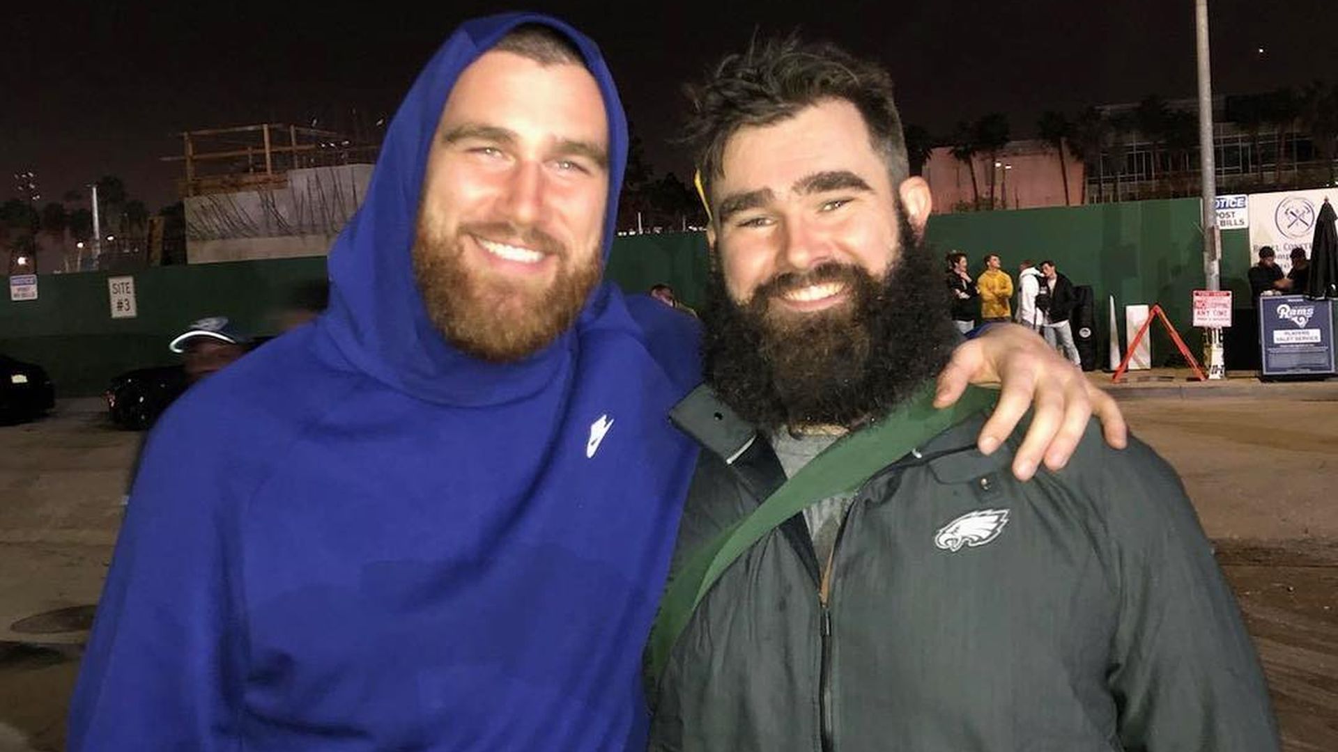 Travis Kelce unterstützt Bruder Jason nach Smartphone-Zerstörung und homophoben Beleidigungen