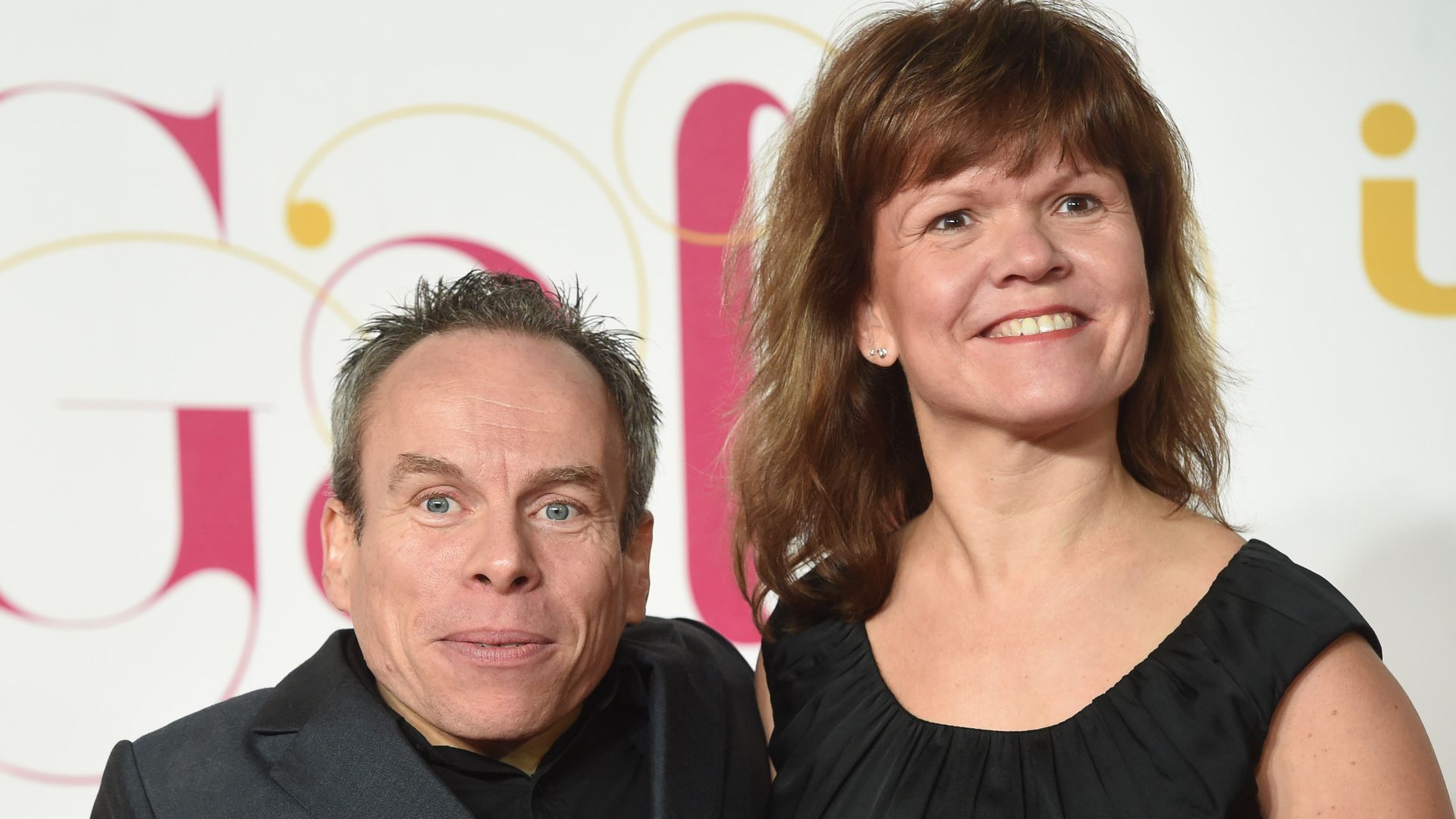 Warwick Davis erbt über 600.000 Euro nach dem Tod seiner Frau Samantha und denkt an ihre gemeinsamen Kinder